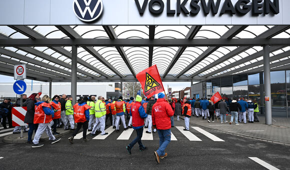 Download von www.picturedesk.com am 02.12.2024 (14:15). 02 December 2024, Saxony, Zwickau: Volkswagen employees take part in a warning strike at the Zwickau plant. Europe's largest car manufacturer, Volkswagen, is launching nationwide warning strikes on Monday. IG Metall intends to bring production to a temporary standstill with temporary work stoppages at all German sites. The so-called peace obligation expired at the weekend. Photo: Hendrik Schmidt/dpa - 20241202_PD1863 - Rechteinfo: Rights Managed (RM)