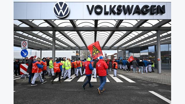 Download von www.picturedesk.com am 02.12.2024 (14:15). 02 December 2024, Saxony, Zwickau: Volkswagen employees take part in a warning strike at the Zwickau plant. Europe's largest car manufacturer, Volkswagen, is launching nationwide warning strikes on Monday. IG Metall intends to bring production to a temporary standstill with temporary work stoppages at all German sites. The so-called peace obligation expired at the weekend. Photo: Hendrik Schmidt/dpa - 20241202_PD1863 - Rechteinfo: Rights Managed (RM)