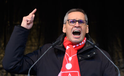© Julian Stratenschulte / dpa / picturedesk.com Download von www.picturedesk.com am 02.12.2024 (14:18). 02 December 2024, Lower Saxony, Wolfsburg: Thorsten Gr?ger, IG Metall negotiator, speaks at a strike rally on the grounds of VW's main plant in Wolfsburg. IG Metall is calling for warning strikes at several Volkswagen sites in Germany. Photo: Julian Stratenschulte/dpa Pool/dpa - 20241202_PD1678 - Rechteinfo: Rights Managed (RM)