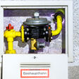 Download von www.picturedesk.com am 03.12.2024 (10:25). Gasanschluss mit gelben Rohren und einem Metallregler, eingebettet in einen kleinen Wandschrank mit Glast?r und beschriftet mit 'Gashaupthahn' auf einem roten Etikett. - 20240101_PD6725 - Rechteinfo: Rights Managed (RM)
