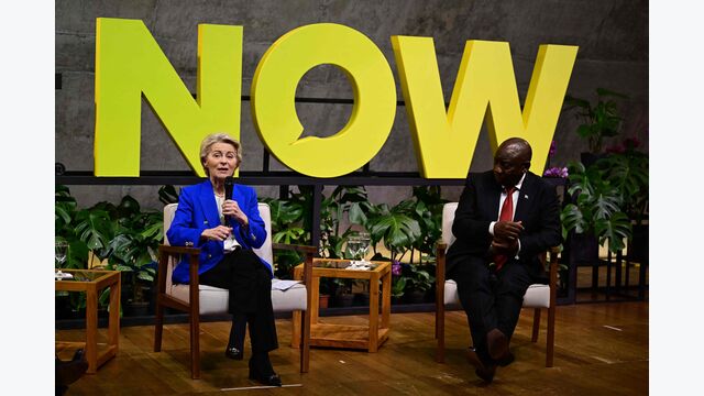 Die Präsidentin der Europäischen Kommission, Ursula von der Leyen, und Südafrikas Präsident Cyril Ramaphosa unterhalten sich während einer Sitzung von Global Citizen Now am 17. November in Rio de Janeiro im Vorfeld des G20-Gipfels.