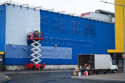 © Dmitri Lovetsky / AP / picturedesk.com Download von www.picturedesk.com am 05.12.2024 (12:26). Workers paint over the logo of IKEA on the facade of an IKEA store, in St. Petersburg, Russia, Thursday, Oct. 27, 2022. In March IKEA halted its retail operations in Russia after the start of the military operation in Ukraine. It then said it suspended operations at its 17 Russian stores and paused exports and imports there. (AP Photo/Dmitri Lovetsky) - 20221027_PD5397 - Rechteinfo: Rights Managed (RM)