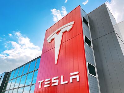 © Dan Race - stock.adobe.com tesla, logo, tesla motors, e-car, electric, car, passenger car, vehicle, company, branch, dealership, administration, transport, technology, building, amsterdam, netherlands, symbol