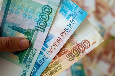 © evgeniia_1010 - stock.adobe.com Funds of the Russian Federation. Close-up of Russian rubles in a woman's hand. Financial concept. The background and texture of banknotes. Banknotes in denominations of 5000, 2000 and 1000 rubles