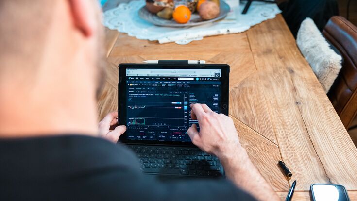 © Jan - stock.adobe.com trading, computer, laptop, krypto, business, bitcoin, technik, cyberspace, tablet, bildschirm, tastatur, hand, digital, halten, maschinenschreiben, kommunikation, on-line, notizbuch, beaufsichtigen, beweglich, anzeige, berühren, finger, arbeit, frau, web