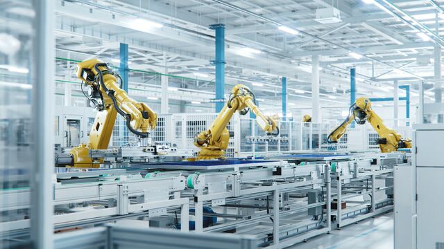 Large Production Line with Industrial Robot Arms at Modern Bright Factory. Solar Panels are being Assembled on Conveyor. Automated Manufacturing Facility Roboter Industrie KI