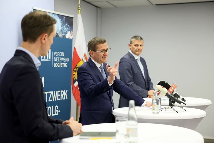 v.l.: Harald Nitschinger, Gründer und Geschäftsführer Prewave GmbH, Wirtschafts-Landesrat Markus Achleitner und FH-Prof. DI Franz Staberhofer, Obmann Verein Netzwerk Logistik und ASCII-Vizepräsident.