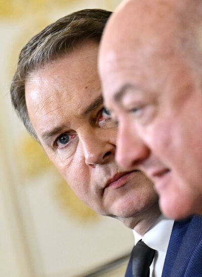 © APA/HANS KLAUS TECHT ABD0104_20250318 - WIEN - ?STERREICH: (v.l.n.r.) Vizekanzler Andreas Babler (SP?) und Bundeskanzler Christian Stocker (?VP) am Dienstag, 18. M?rz 2025, anl. einer Pressekonferenz im Rahmen der Arbeitsklausur der Bundesregierung im Bundeskanzleramt in Wien. - FOTO: APA/HANS KLAUS TECHT