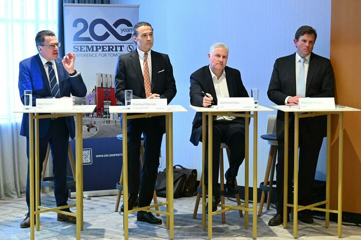ABD0095_20250320 - WIEN - ?STERREICH: Vorstandsvorsitzender Karl Haider, der zuk?nftige Semperit-CEO Manfred Stanek, Gerfried Eder (CIO) und Helmut Sorger (CFO) am Donnerstag, 20. M?rz 2025, anl. der Bilanz-PK Semperit AG Holding "Jahresergebnis 2024 - Vorstellung des zuk?nftigen CEO Manfred Stanek - Ausblick" in Wien. - FOTO: APA/HELMUT FOHRINGER