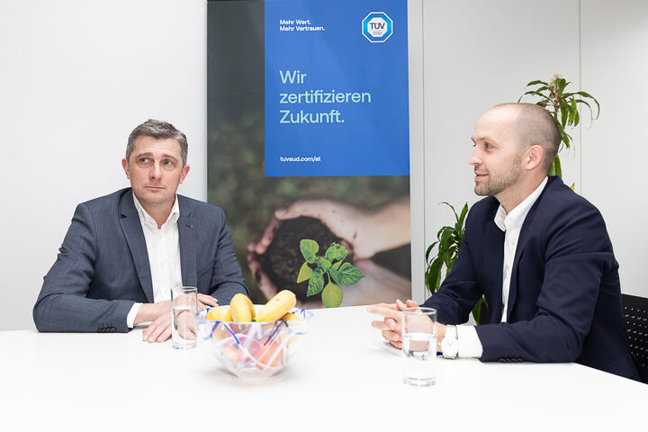 Die beiden Experten Gerald Bachler, CEO von TÜV SÜD in Österreich und CEE sowie Thomas Walzer, Head of Industry Service analysieren die aktuellen Herausforderungen und geben Einblick in die wichtigsten Innovationen und Impulse von TÜV SÜD.