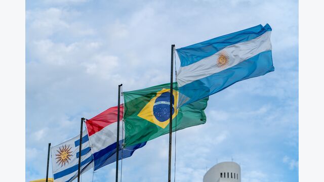 banderas, sudamérica, américa latina, mercosur, argentina, brasil, paraguay, uruguay, símbolos, patria, identidad, nación, orgullo, cultura, historia, unión, alianza, cooperación, diplomacia, independencia, soberanía, colores, viento, cielo, movimiento, representación, diversidad, fraternidad, tradición, respeto, integración, herencia, nacionalismo, unidad, paz, amistad, frontera, comunidad, patriotismo, estandarte, símbolos nacionales, globalización, relaciones internacionales, política, economía, encuentro, multiculturalismo, regionalismo, sociedad