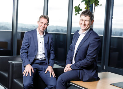 © KNAPP/Luef (v.l.n.r.) Stefan Lechner und Christian Brauneis erweitern ab April 2025 die Geschäftsführung der KNAPP Industry Solutions.