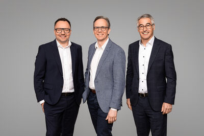 © Fotostudio Eder office@foto-profi.at Werner Töpfl (CEO neu), Franz Märzinger (re) und Florian Steinhart (li) – Mitglieder der Geschäftsleitung