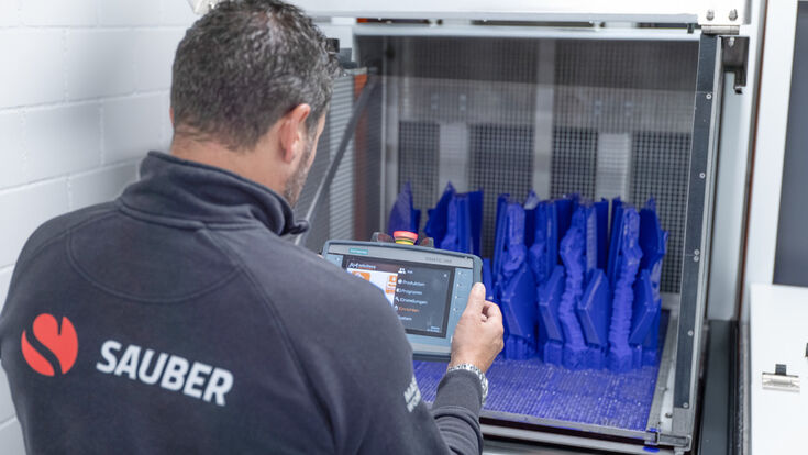 © Rösler Oberflächentechnik GmbH Die C1 Max von AM Solutions – 3D post processing technology revolutioniert das Post Processing großer SLA-Bauteile bei Sauber Motorsport: 50 % Zeitersparnis, verbesserte Oberflächenqualität und deutlich optimierte Arbeitsbedingungen für den Bediener.“
