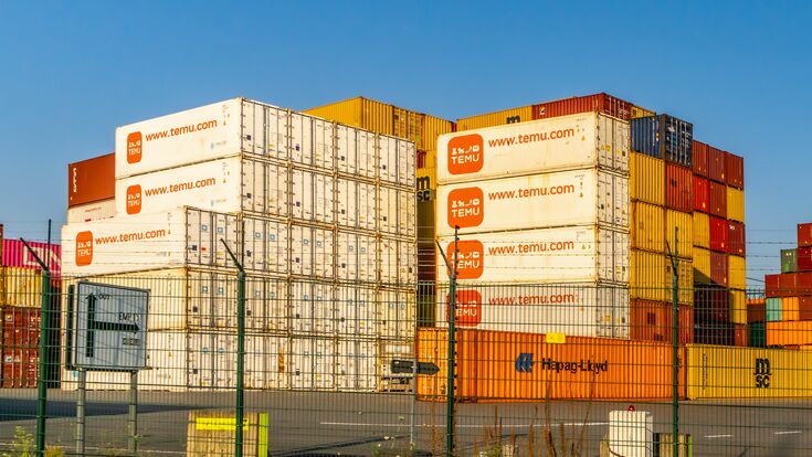 © AA+W - stock.adobe.com Ham Laakdal, Belgium - September 08, 2024: Sea Shipping Containers of TEMU a giant new Chinese mail order company.