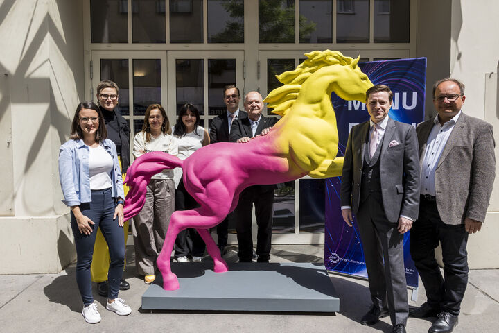 Julia Reilinger, Eva Czernohorszky, Karin Tausz, Dudu Gencel, Jason Slater, Johannes Hunschofsky, James Taylor und Andreas Mühberger diskutierten zum Manufacturing Day 2025 über Zusammenarbeit in der Industrie