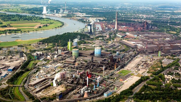 Luftaufnahme des Thyssenkrupp-Stahlwerks in Duisburg mit Blick auf den Rhein
