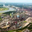Luftaufnahme des Thyssenkrupp-Stahlwerks in Duisburg mit Blick auf den Rhein