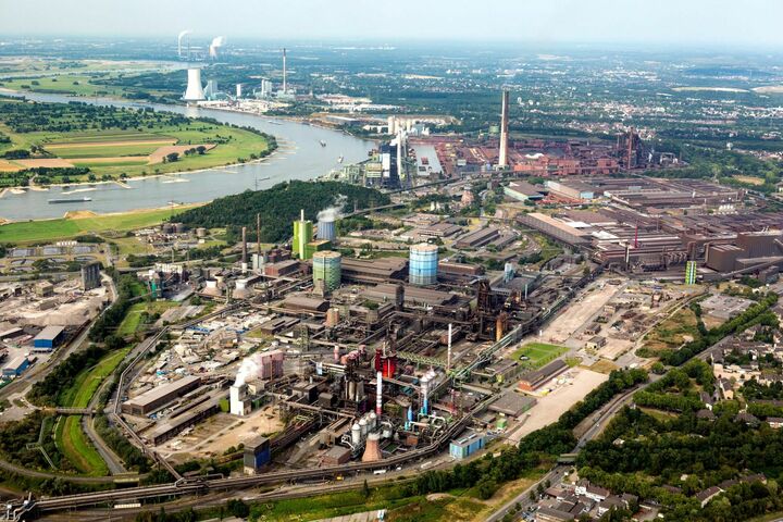 Luftaufnahme des Thyssenkrupp-Stahlwerks in Duisburg mit Blick auf den Rhein