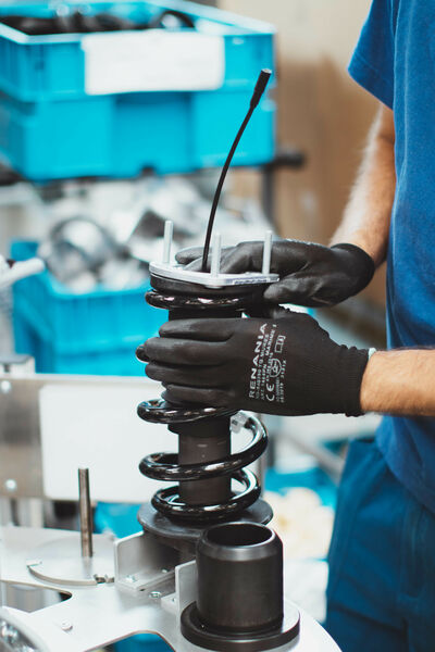 AU, Auto, Automobil, Automobilbranche, Automotive, Bilstein, Damper, Dämpfer, Motor, Motorsport, Stoßdämpfer, automotive, damper, Human, Person