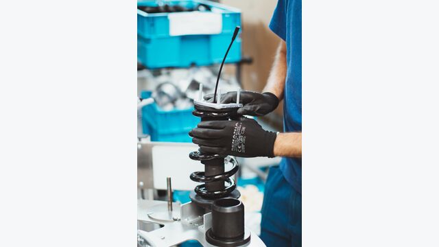 AU, Auto, Automobil, Automobilbranche, Automotive, Bilstein, Damper, Dämpfer, Motor, Motorsport, Stoßdämpfer, automotive, damper, Human, Person