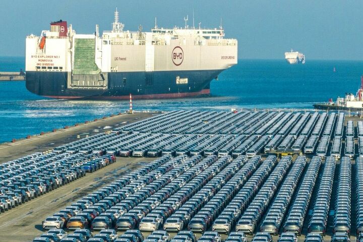 BYD-Autos am Hafen zur Ausfuhr – Chinas Antwort auf Überproduktion im Elektroauto-Sektor.