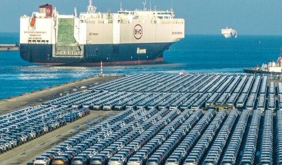 BYD-Autos am Hafen zur Ausfuhr – Chinas Antwort auf Überproduktion im Elektroauto-Sektor.