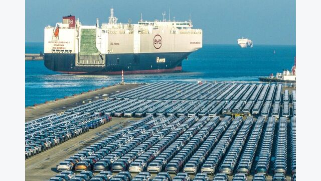 BYD-Autos am Hafen zur Ausfuhr – Chinas Antwort auf Überproduktion im Elektroauto-Sektor.