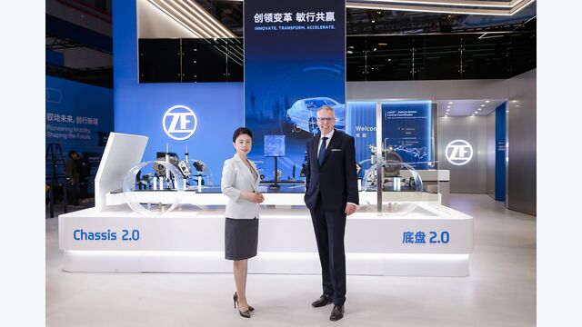 © ZF Group Auf der Auto Shanghai 2025 stellt ZF sein vernetztes Fahrwerksystem vor: das Chassis 2.0. Im Bild: Dr. Holger Klein, Vorstandsvorsitzender von ZF, und Renee Wang, Präsidentin von ZF China und Mitglied des ZF Global Executive Teams. // At Auto Shanghai 2025, ZF is presenting its connected chassis system, the Chassis 2.0. Pictured: Dr. Holger Klein, CEO of ZF Group, and Renee Wang, President of ZF China and member of the ZF Global Executive Team.