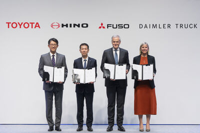 v.l.n.r.: Koji Sato (CEO Toyota), Satoshi Ogiso (CEO Hino), Karl Deppen (CEO Mitsubishi Fuso und designierter CEO der neuen Holdinggesellschaft), Karin Rådström (CEO Daimler Truck) Koji Sato (CEO Toyota), Satoshi Ogiso (CEO Hino), Karl Deppen (CEO Mitsubishi Fuso and designated CEO of new holding company), Karin Rådström (CEO Daimler Truck) (from left to right)