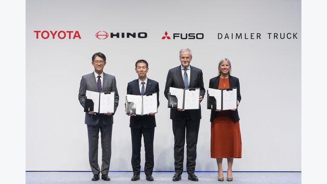 v.l.n.r.: Koji Sato (CEO Toyota), Satoshi Ogiso (CEO Hino), Karl Deppen (CEO Mitsubishi Fuso und designierter CEO der neuen Holdinggesellschaft), Karin Rådström (CEO Daimler Truck) Koji Sato (CEO Toyota), Satoshi Ogiso (CEO Hino), Karl Deppen (CEO Mitsubishi Fuso and designated CEO of new holding company), Karin Rådström (CEO Daimler Truck) (from left to right)