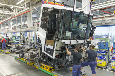 Mercedes-Benz Econic in der Produktion in Wörth am Rhein Mercedes-Benz Econic in production in Wörth am Rhein, Germany
