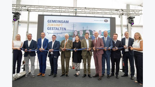 Die Miba konnte bei der heutigen Eröffnungsfeier zahlreiche Ehrengäste begrüßen, etwa die beiden Landesregierungsmitglieder Claudia Holzer und Willibald Ehrenhöfer, den Präsidenten der Industriellenvereinigung Österreich Georg Knill, den Präsidenten der Industriellenvereinigung Steiermark Kurt Maier und Geschäftsführer Christoph Robinson, die Abgeordneten Agnes Totter und Franz Fartek, den Bürgermeister von Kirchbach-Zerlach Anton Prödl und WKO-Bezirksstellenleiter Thomas Heuberger.