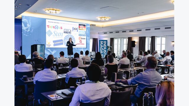 Isabell Welpe am Industriekongress mit einer Sammlung einst mächtiger Unternehmen - und die dann verschwunden sind.