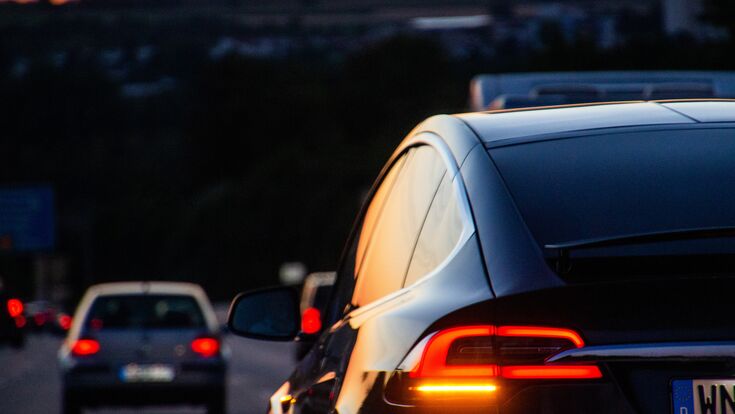 © Stefan Bayer - stock.adobe.com tesla, elektrisch, verkehr, auto, model x, elektroauto, autobahn, fahrt, autofahren, suv, rücklicht, licht, orange, rot, volkswagen, vw, golf, deutschland, deutsch, model, x