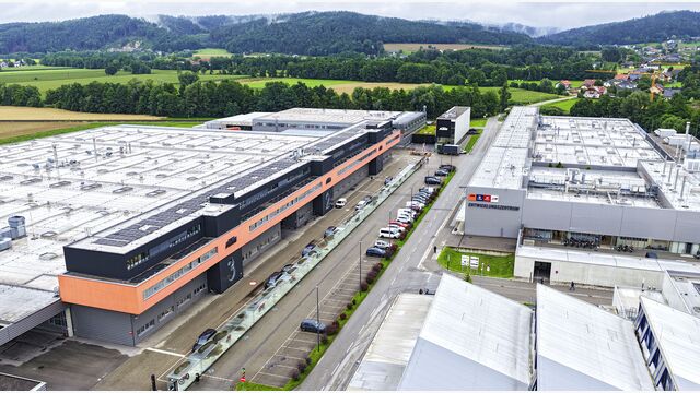 ABD0004_20250728 - MATTIGHOFEN - ?STERREICH: ZU APA0047 VOM 28.7.2025 - Beim ober?sterreichischen Motorradhersteller KTM ist am Montag, 28. Juli 2025, die Produktion, die seit 28. April stillgestanden war, wieder angelaufen. Alle rund 1.000 Mitarbeitenden der Fertigung seien in den Normalbetrieb in ihren Stammwerken in Mattighofen und Munderfing (Bezirk Braunau) zur?ckgekehrt, informierte das Unternehmen Montagfr?h. Im Bild: Das KTM-Stammwerk in Mattighofen aufgenommen am Montag, 28. Juli 2025 (Luftaufnahme). - FOTO: APA/MANFRED FESL