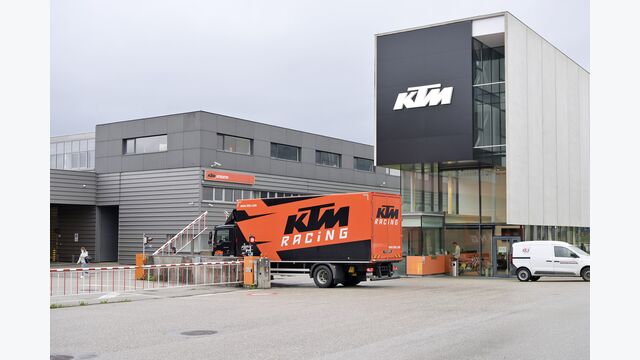 ABD0003_20250728 - MATTIGHOFEN - ?STERREICH: ZU APA0047 VOM 28.7.2025 - Beim ober?sterreichischen Motorradhersteller KTM ist am Montag, 28. Juli 2025, die Produktion, die seit 28. April stillgestanden war, wieder angelaufen. Alle rund 1.000 Mitarbeitenden der Fertigung seien in den Normalbetrieb in ihren Stammwerken in Mattighofen und Munderfing (Bezirk Braunau) zur?ckgekehrt, informierte das Unternehmen Montagfr?h. Im Bild: Das KTM-Stammwerk in Mattighofen aufgenommen am Montag, 28. Juli 2025. - FOTO: APA/MANFRED FESL