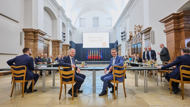 © Peter C. Mayr Auftaktveranstaltung zur „Sicherheits-Allianz OÖ“ – im Vordergrund in der Mitte von links: Landeshauptmann Thomas Stelzer und Wirtschafts-Landesrat Markus Achleitner