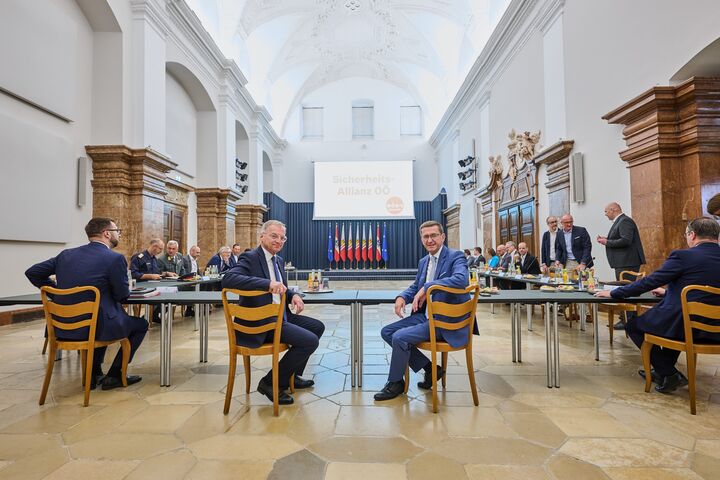 Auftaktveranstaltung zur „Sicherheits-Allianz OÖ“ – im Vordergrund in der Mitte von links: Landeshauptmann Thomas Stelzer und Wirtschafts-Landesrat Markus Achleitner