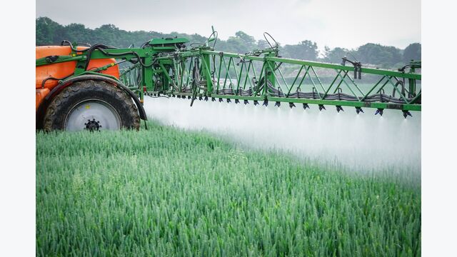 feldspritze, sprühnebel, unkrautbekämpfung, unkraut, spritzen, spritzdüsen, nahaufnahme, glyphosat, unkrautvernichter, pflanzenschutz, gifte, gifteinsatz, herbizid, landtechnik, ackerbau, landwirtschaft, pestizide, pflanze, pflanzen, chemie, spritzmittel, sprühen, toxisch, versprühen, wirkstoffe, anhängespritze, ungras, countrypixel, spritznebel, landmaschine