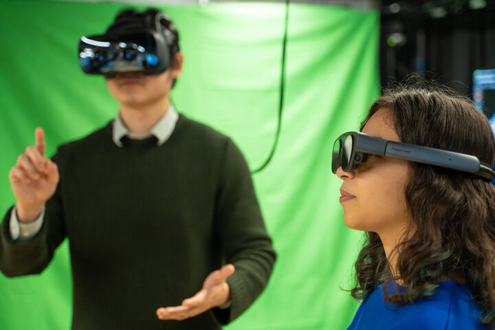 RITA ? Extended Reality Lab: Im Lernlabor für Extended Reality ?Rita? lernen Studierende, virtuelle Welten zu entwerfen und auf unterschiedlichen Geräten darzustellen. Copyright: IT:U