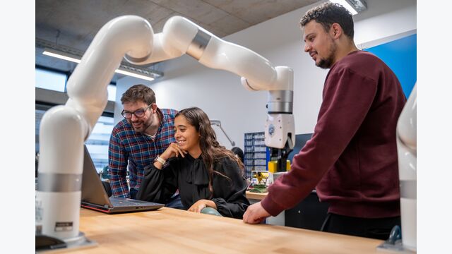 ROB ? Robotics Lab: Im Labor für Robotik ?Rob? lernen Studierende, stationäre und mobile Roboter zu entwerfen, zu bauen, zu steuern und einzusetzen. Copyright: IT:U