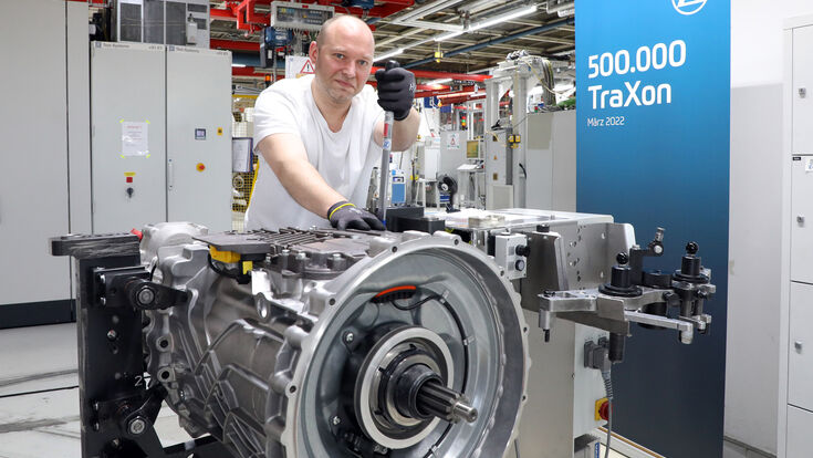 Jubiläum vor Ort, Erfolg auf der ganzen Welt: ZF feiert 500.000 produzierte Einheiten des Getriebesystems TraXon im Hauptwerk Friedrichshafen. // ZF is celebrating the global success of its TraXon transmission system as production passes the half-million mark in Friedrichshafen, Germany.