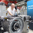 Jubiläum vor Ort, Erfolg auf der ganzen Welt: ZF feiert 500.000 produzierte Einheiten des Getriebesystems TraXon im Hauptwerk Friedrichshafen. // ZF is celebrating the global success of its TraXon transmission system as production passes the half-million mark in Friedrichshafen, Germany.