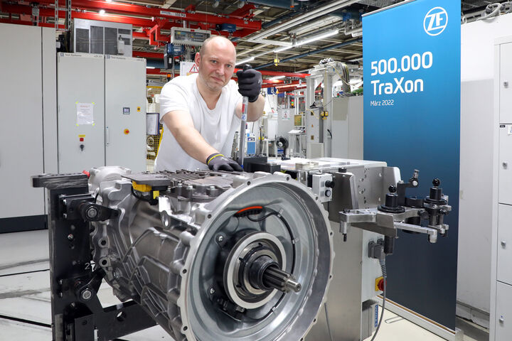 Jubiläum vor Ort, Erfolg auf der ganzen Welt: ZF feiert 500.000 produzierte Einheiten des Getriebesystems TraXon im Hauptwerk Friedrichshafen. // ZF is celebrating the global success of its TraXon transmission system as production passes the half-million mark in Friedrichshafen, Germany.