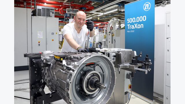 Jubiläum vor Ort, Erfolg auf der ganzen Welt: ZF feiert 500.000 produzierte Einheiten des Getriebesystems TraXon im Hauptwerk Friedrichshafen. // ZF is celebrating the global success of its TraXon transmission system as production passes the half-million mark in Friedrichshafen, Germany.