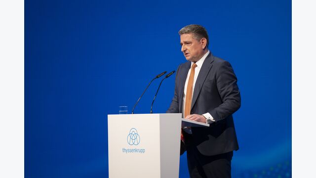 Aktionäre, HV, HV 2025, Hauptversammlung, Accessories, Adult, Audience, Crowd, Formal Wear, Male, Man, Person, Podium, Speech