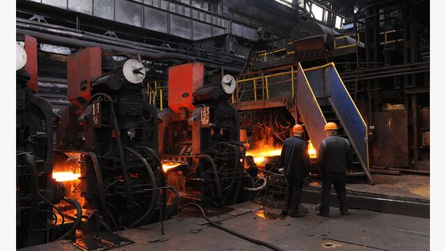 Walzstraße im Severstal-Werk Tscherepowez, Abschnitt ‚Rolling Shop Mill 150‘, in dem Stahl zu Blechen und Profilen ausgewalzt wird.