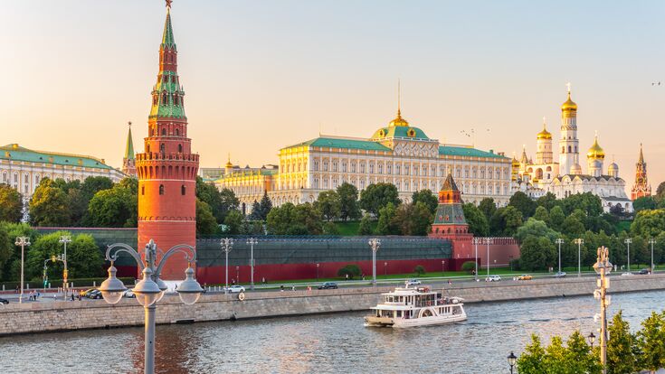 © Dmitrii Potashkin - stock.adobe.com View of Kremlin with Vodovzvodnaya tower, Grand Kremlin Palace from Bolshoy Kamenny Bridge in Moscow on sunny summer day. View of Cruise ship on Moscow river from Greater Stone Bridge, Moscow, Russia