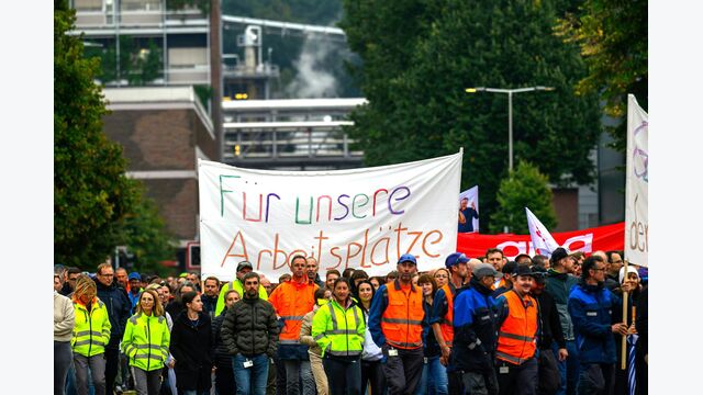 ABD0028_20250929 - LENZING - ?STERREICH: Protestmarsch anl?sslich einer Betriebsversammlung am Werksgel?nde des Faserherstellers Lenzing aufgenommen am Montag, 29. September 2025. Der kolportierte Stellenabbau beim b?rsennotierten Faserhersteller Lenzing ist Thema bei einer eilig einberufenen Betriebsversammlung am Stammsitz in Ober?sterreich. - FOTO: APA/TEAM FOTOKERSCHI/WERNER KERSCHBAUMMAYR